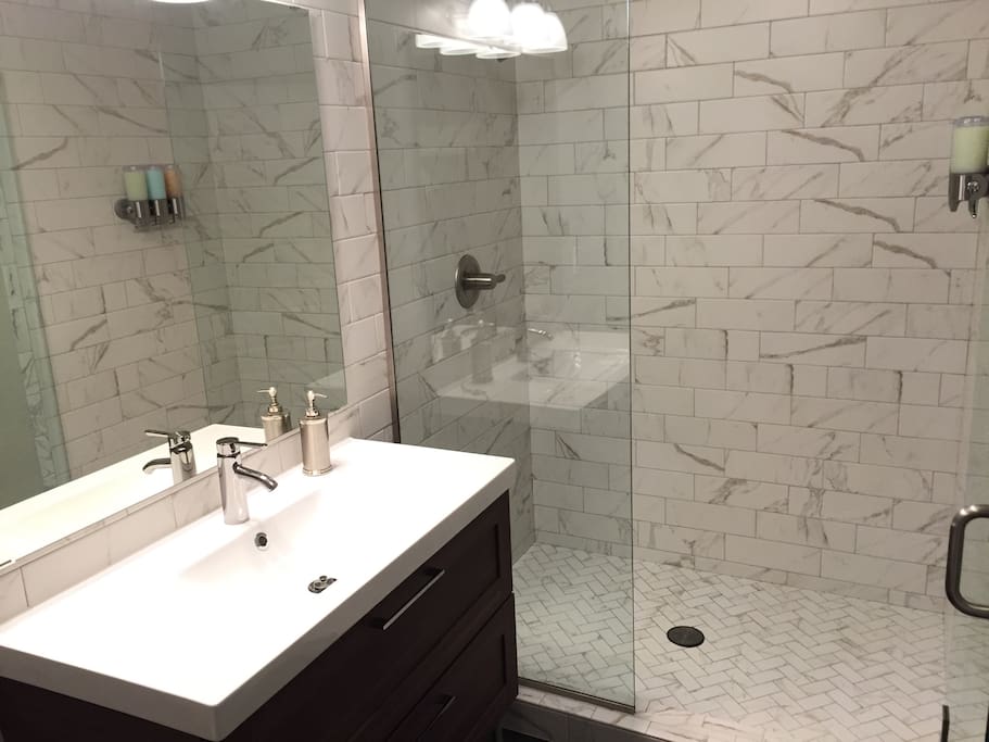 Full bathroom - hairdryer, soap, shampoo, conditioner.