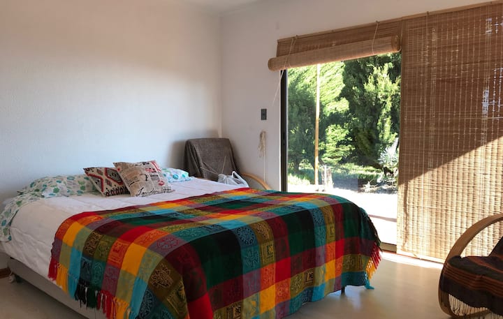 Спалня 2 с изглед към морето и изход към външната част на къщата.
Спалня 2 с изглед към океана и изход към външната страна на къщата.
