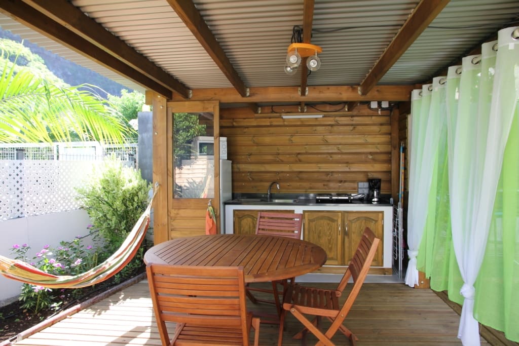 Terrasse avec cuisine d'extérieur