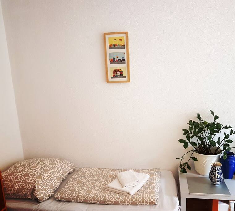DE: Im Fall mit drei Besuchern ist ein Single-Bett vorhanden.
EN: For three visitors, a single bed will be placed as well.