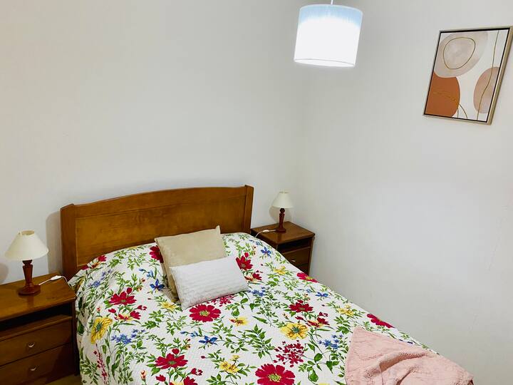 Chumba cha kulala (1) kitanda cha watu wawili (dirisha la ndani)