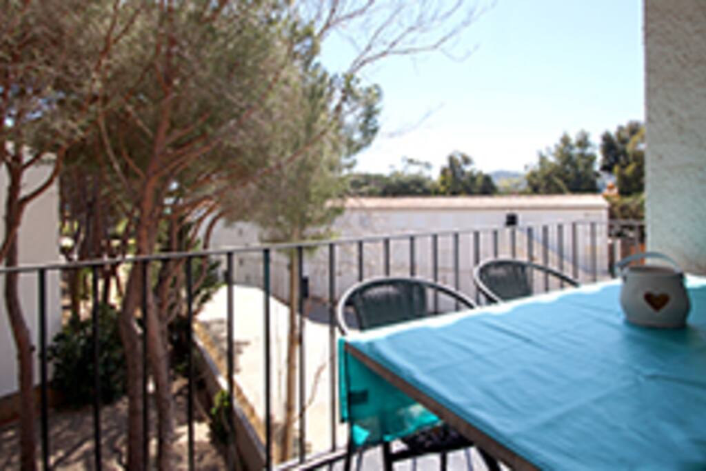 Covered terrace with dining table