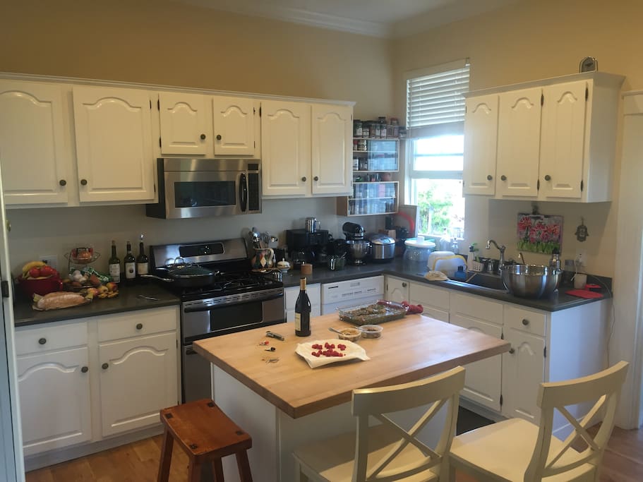 Kitchen with dishwasher + Washer Dryer in adjacent closet.