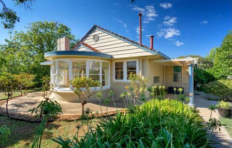 The Captain’s Manor - perfect location!
