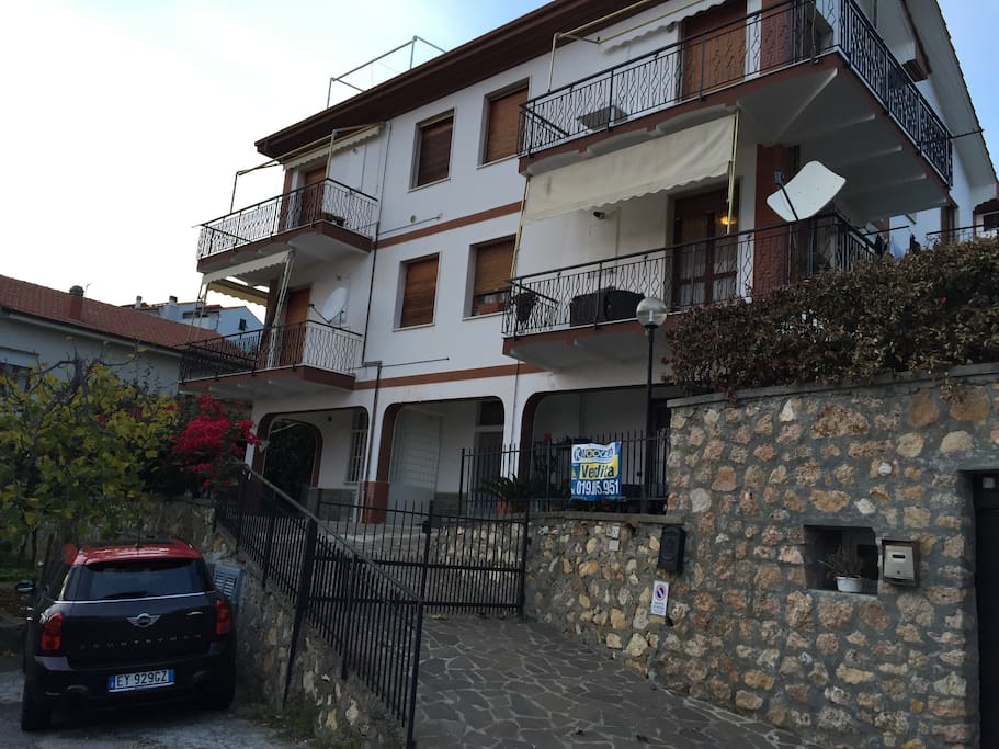 posto auto adiacente alla casa
