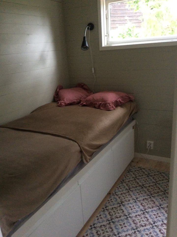 Chumba kidogo cha kulala, kitanda cha sentimita 90 na hifadhi chini