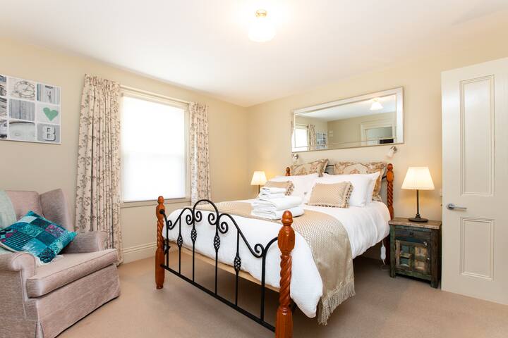 Family Home – Moments To The City with free WiFi gallery image 4