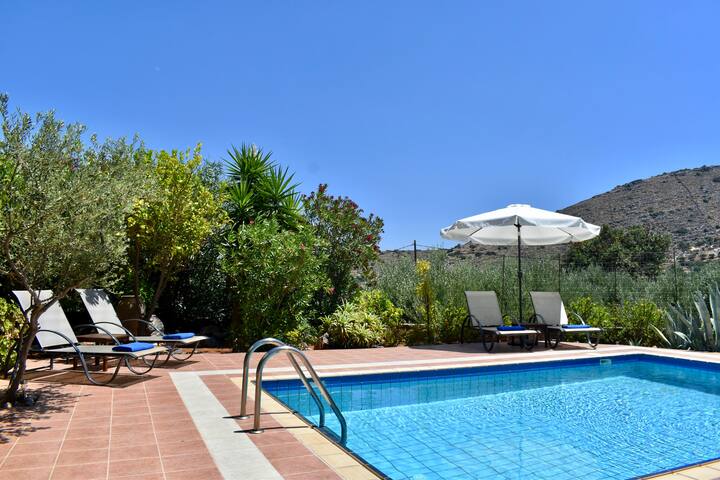 Quiet villa for 6, private pool, garden, 3 bedroom gallery image 2