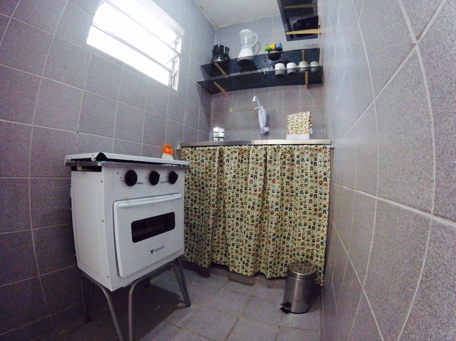 Nossa cozinha retrô super completa: temos filtro de água, fogão, louças e eletrodomésticos
