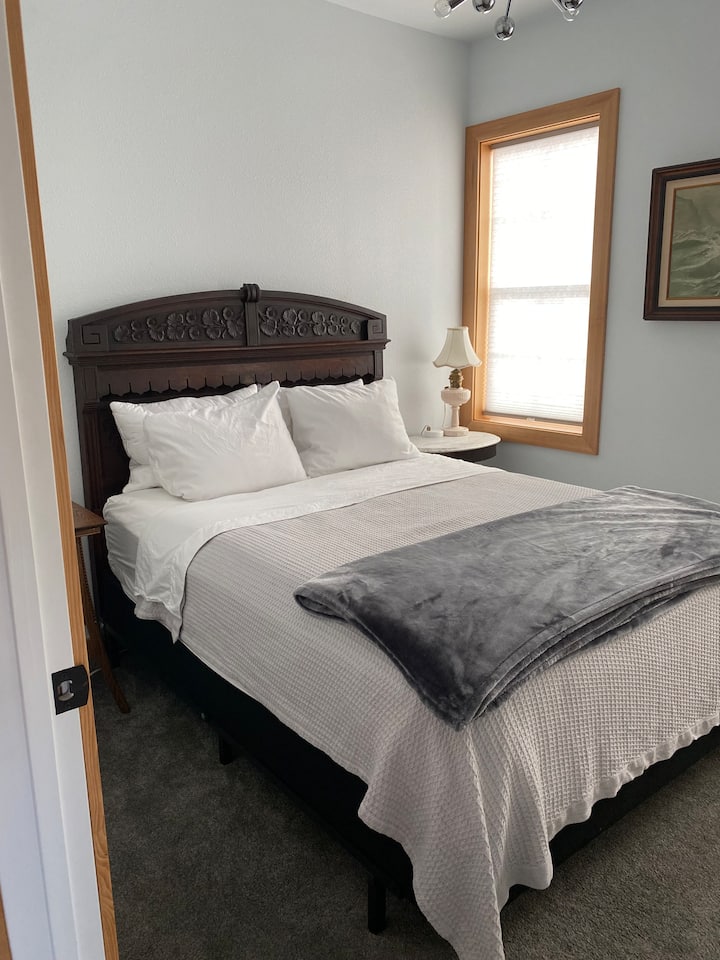 ห้องนอนแรกมีเตียงควีนไซส์