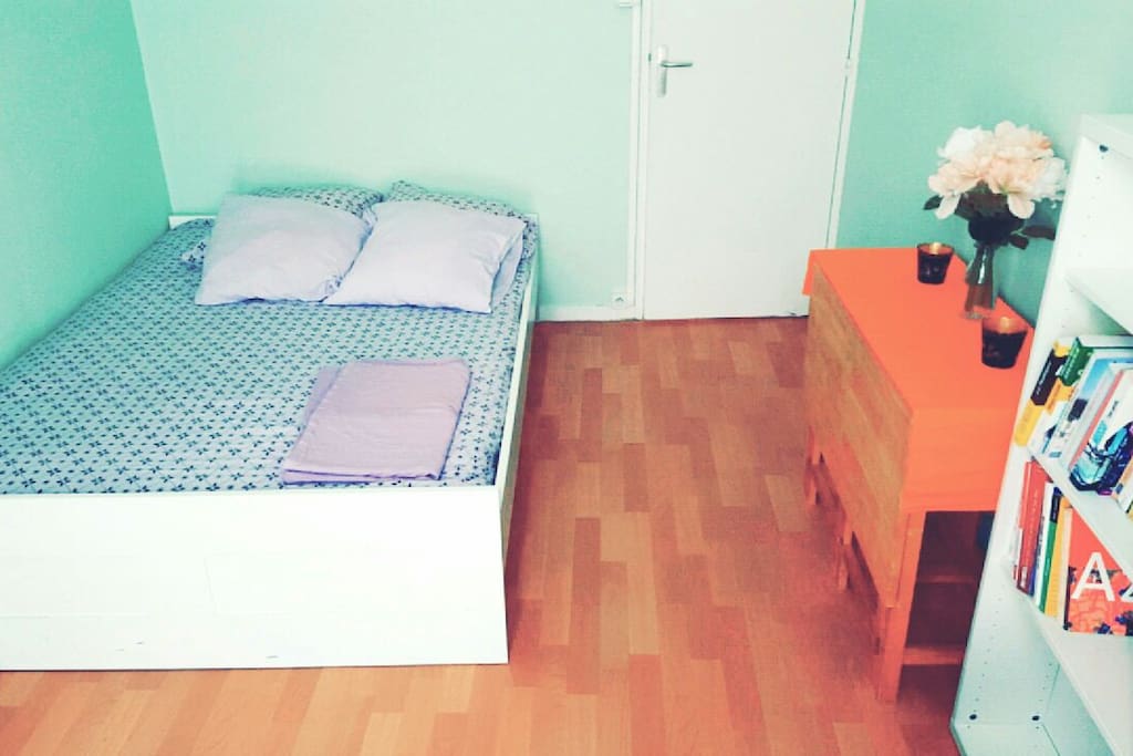 chambre spacieuse avec rangement et coin bureau