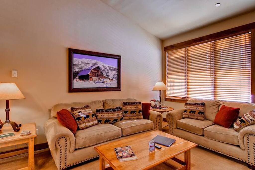 Couch,Furniture,Indoors,Room,Screen