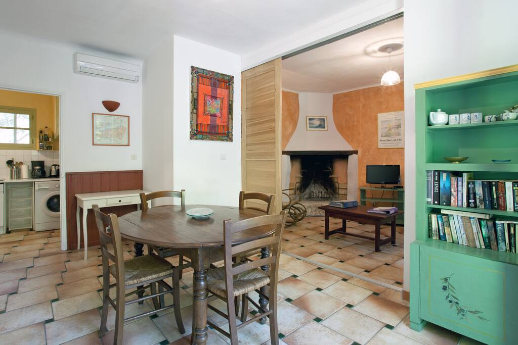 SALLE A MANGER vue sur la cheminée provençale