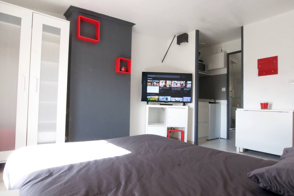 Pièce de vie avec TV connectée