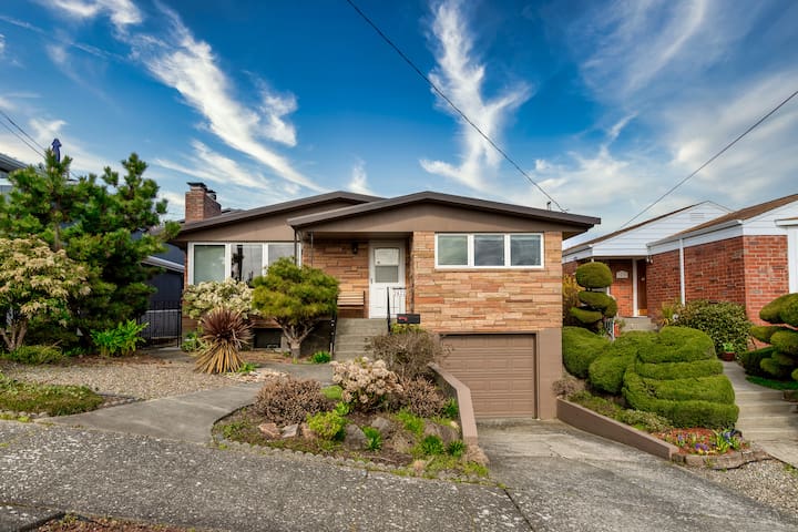 SPACIOUS HOME in Quiet Neighborhood, Pet Friendly!