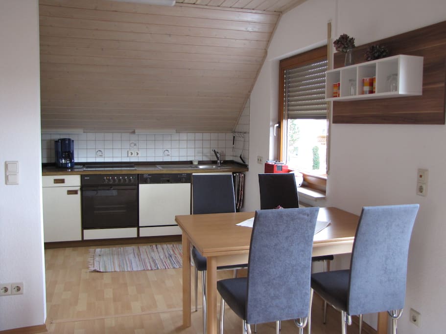 voll ausgestattete Küche mit Backofen, Herd, Kühlschrank