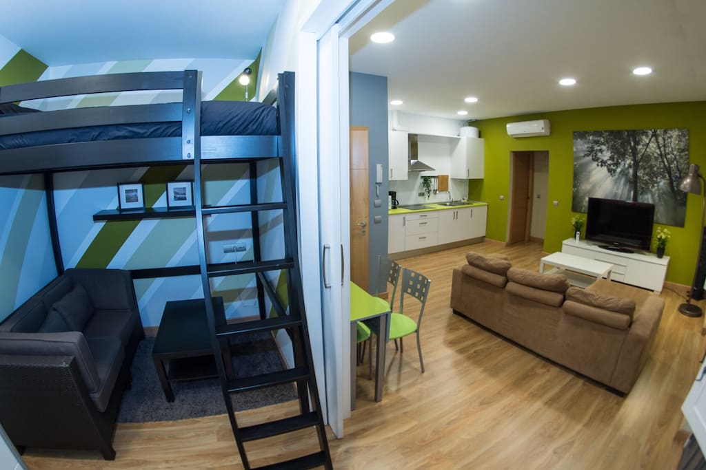Dormitorio 2: Cama alta de 1,40m | sofá de lectura | puerta corredera dos espacios.