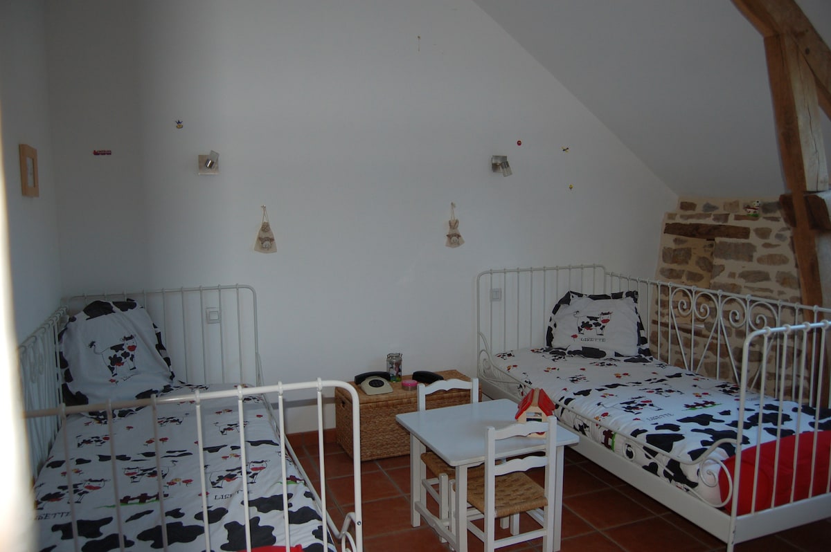 带电视的儿童房 
