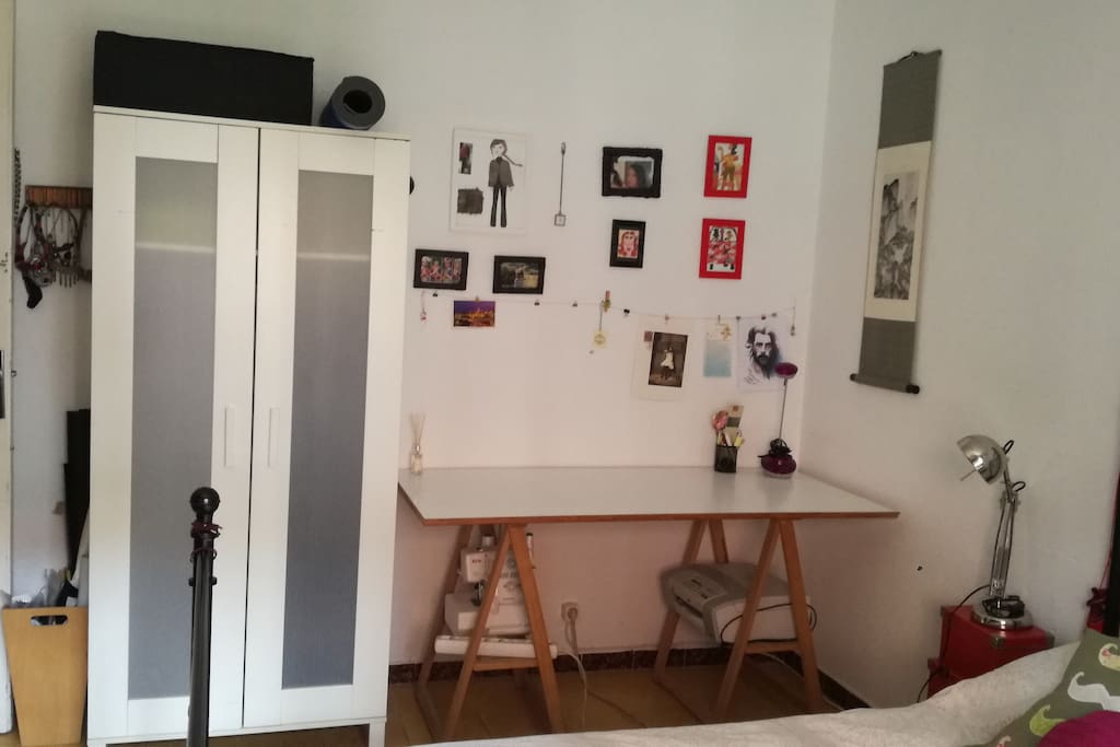 Habitación con mesa de trabajo y armario disponible exclusivo para el huésped