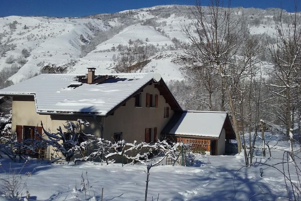 Proche des stations: pistes Les Arcs à 11km, pistes La Plagne à 7km