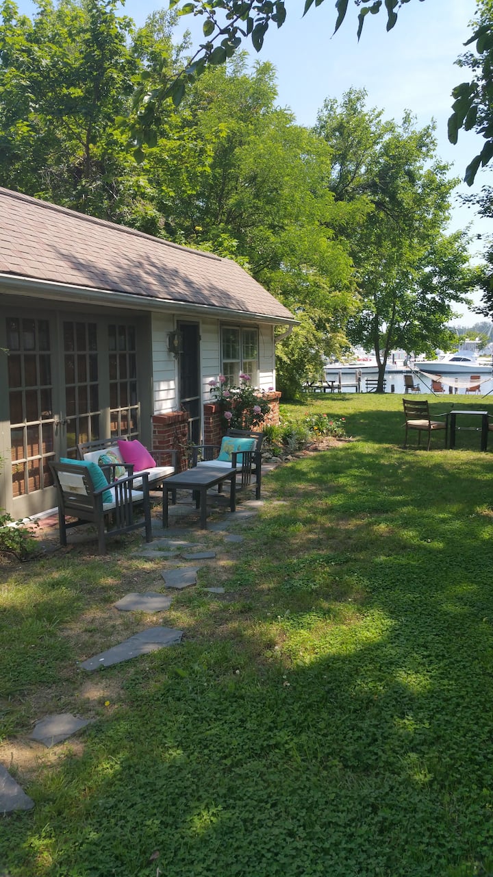 Waterfront Solomons Island art cottage Bungalows for Rent in Solomons
