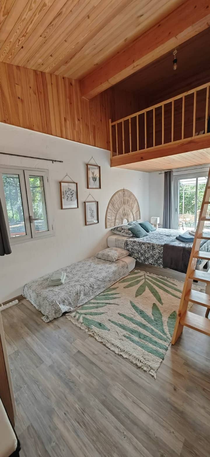 1 საძინებელში არის ანტრესოლი და სააბაზანო ოთახი. Იატაკის ლეიბი ჩვეულებრივ ანტრესოლზეა, ხელმისაწვდომია სამუშაო მაგიდა Wi ‑ Fi ქსელით. Გარე ტერასაზე წვდომა დაფის ფანჯრით.