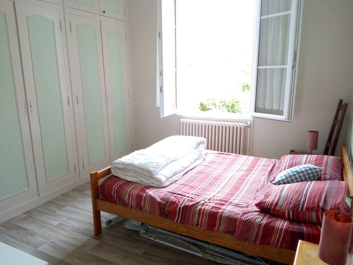 楼下3号卧室配有双人床