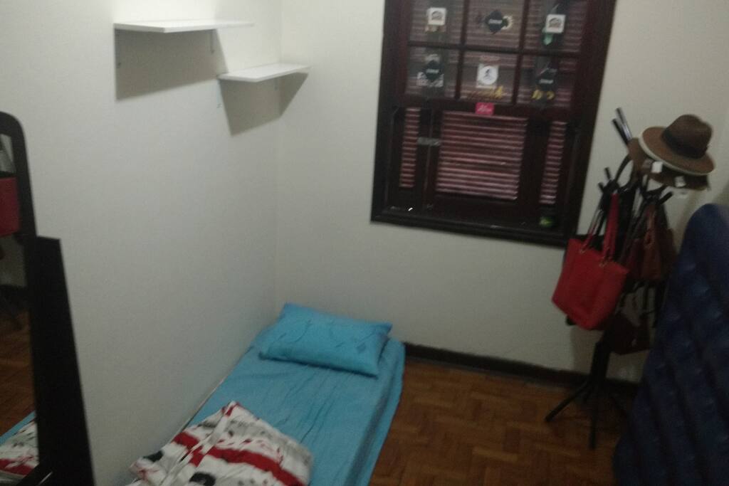 quarto com colchão, mesa e cadeira para trabalhar, mancebo e ventilador