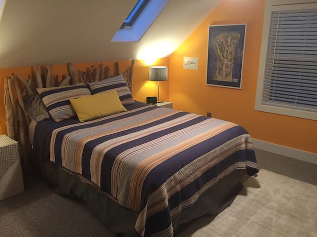 Nickel Plate Sunrise Room
