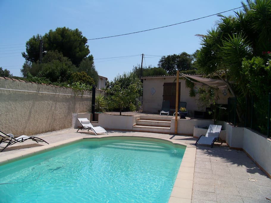 La piscine avec son petit coin salon ombragé (de juin à octobre)