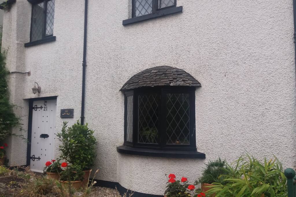 17th Century Elizabethan Cottage-front door