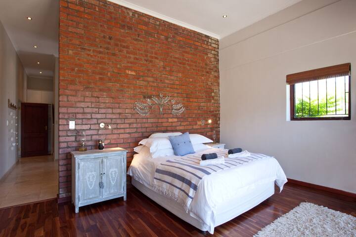 Luxury Apartment Close to World Famous Big Bay gallery image 3