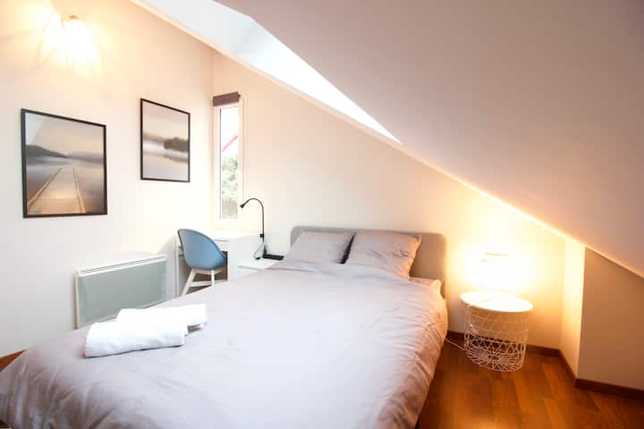 Izba pri východe slnka s veľkým Veluxom na hviezdach.