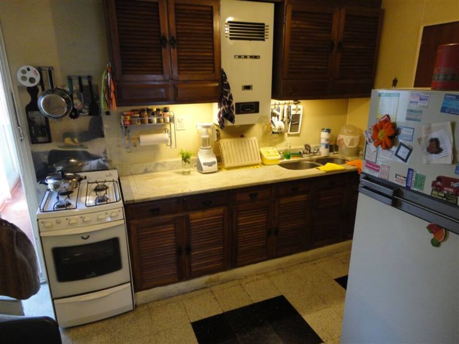Cocina y comedor. Entrada de servicio.