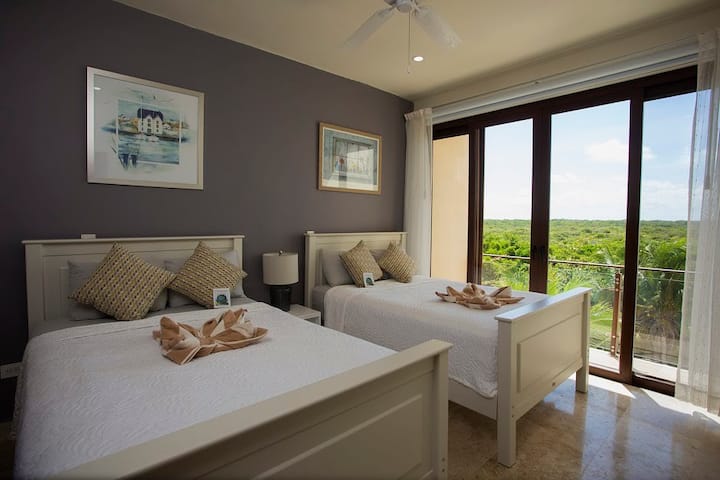 მე-2 ოთახი ორი ორადგილიანი საწოლით, ჯუნგლების მოპირდაპირე აივნით (მზის ჩასვლის საოცარი ხედები)