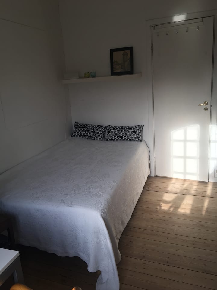 Bright small room right in the center with desk