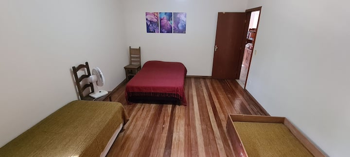 غرفة النوم 1 - سرير مزدوج واحد وسريرين فرديين ، مع مروحة سقف.