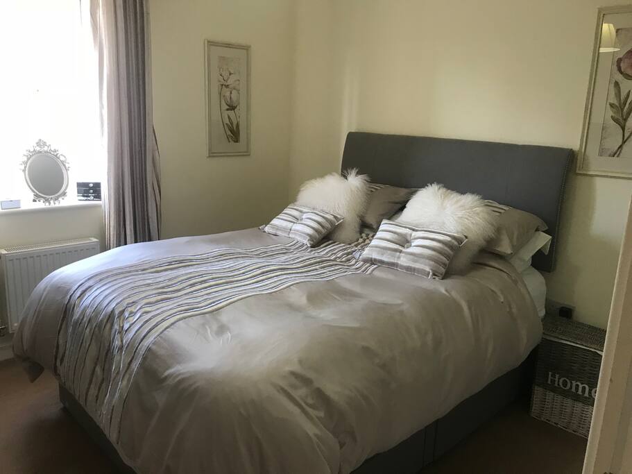 King size bed room