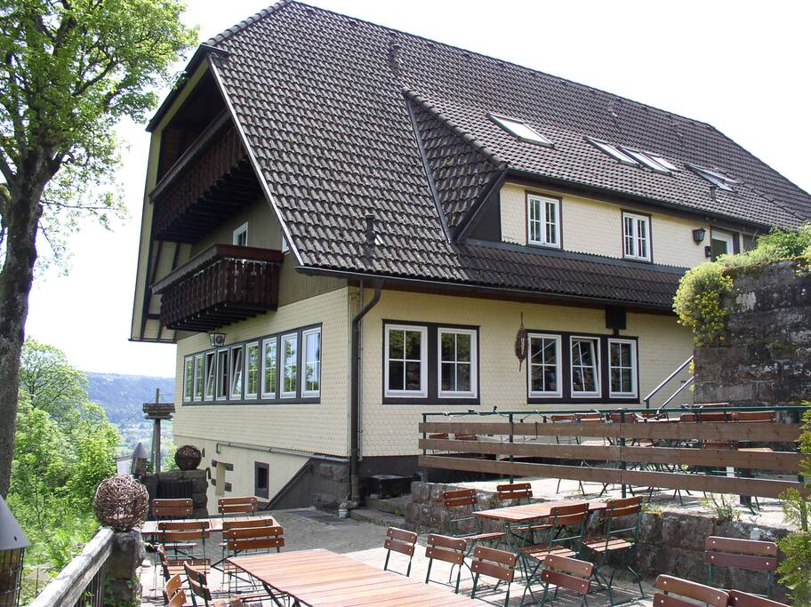 Talseite mit Terrasse