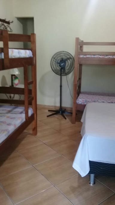 duas camas de beliche ,uma cama de casal e três ventiladores