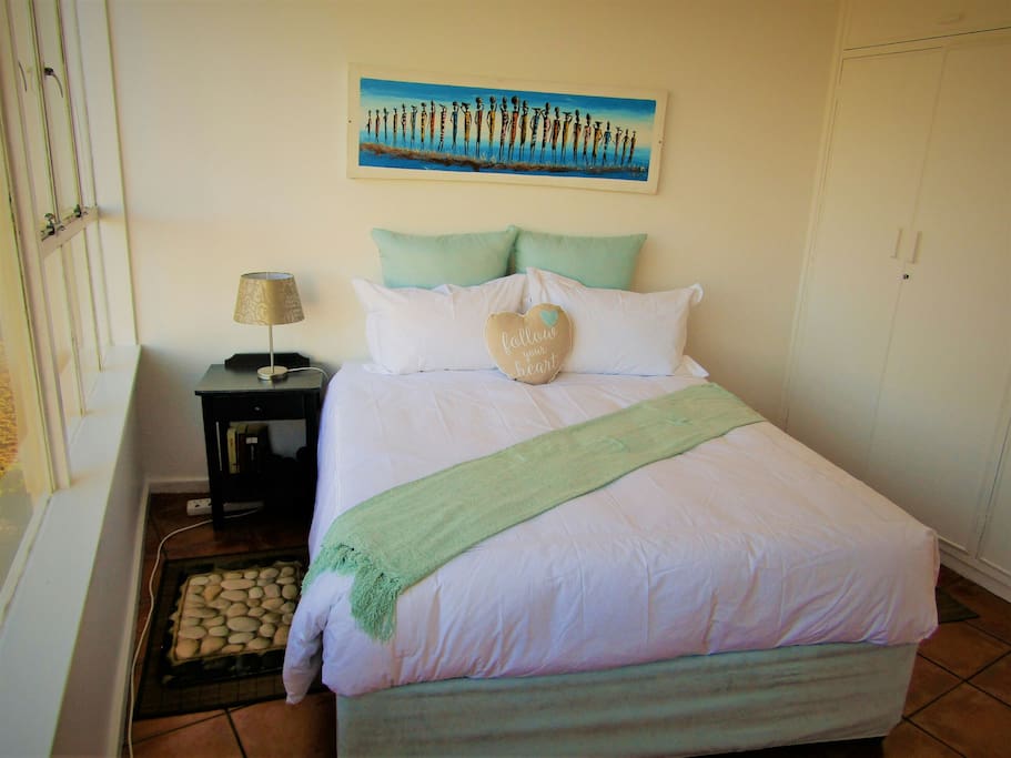 bedroom with queenseize bed,152cm x 200cm