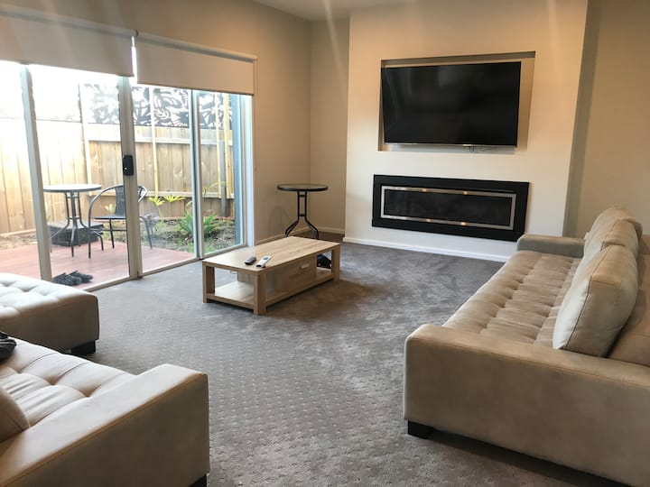 Heart Of Torquay , 2 Blocks From  Beach, Sleeps 11 - Torquay