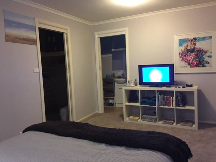 Doors to walk-in wardrobe and en-suite bathroom