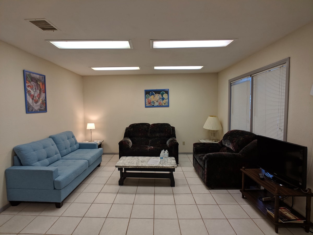 Popular Airbnb listing: #52 Stays up to 6 People in Chinatown! Free Park! in Sharpstown