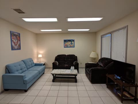 Popular Airbnb listing: #52 Stays up to 6 People in Chinatown! Free Park! in Sharpstown