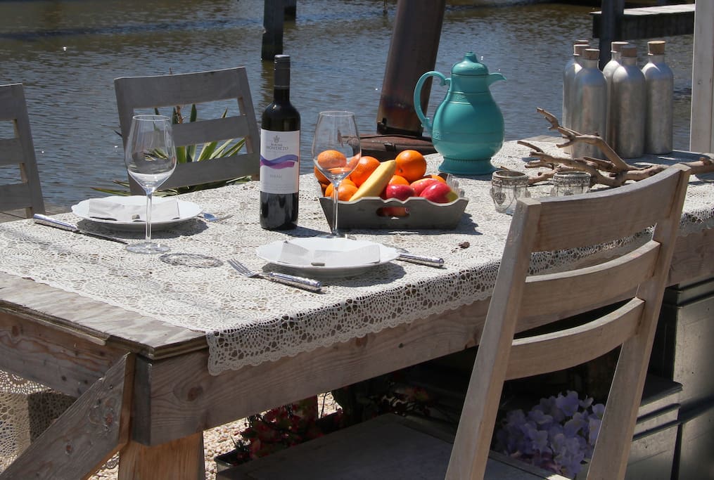 Buiten ontbijten, lunchen of dineren? De woonboot heeft het allemaal