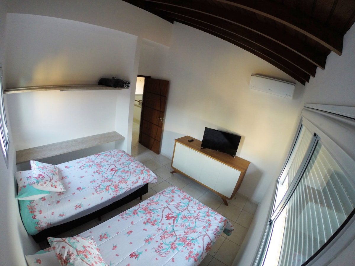 غرفة النوم 01 - الطابق الثاني - مكيف الهواء - 02 سريرين منفردين قابلين للعكس معًا يشكلان سريرًا مزدوجًا، خزانة ملابس مع أدراج، خزانة مفتوحة مع شماعة.