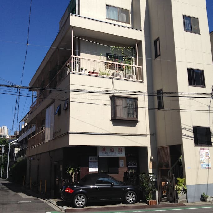路地を出ると誠道館ビル。