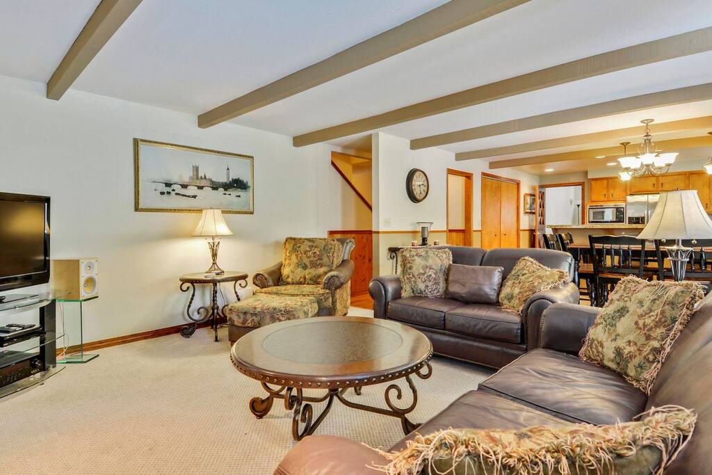 Couch,Furniture,Indoors,Room,Reception Room