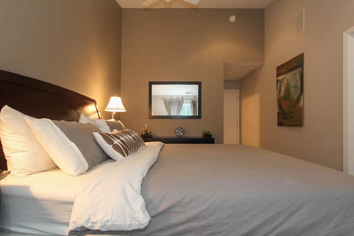 Cama tamaño king en el dormitorio principal